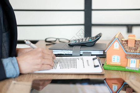 房地产经纪人代理使用房屋模型抵押贷款协议和购图片