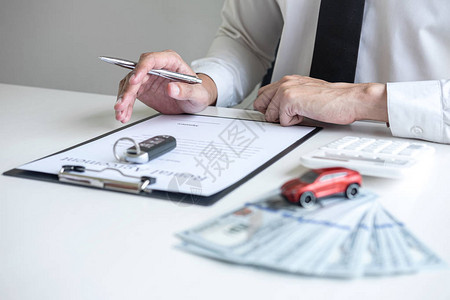 男子客户计算保险费以决定签署租赁车辆协议的租赁合同形式图片