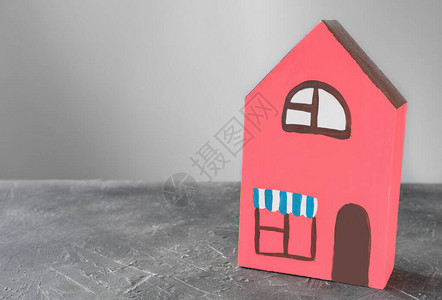 手工制作的玩具木屋孩子们画的红房子房地产和抵押贷款的概念出租房屋图片