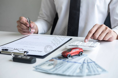 男子客户计算保险费以决定签署租赁车辆协议的租赁合同形式图片