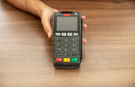 收银员提供POS终端用信卡付款使用NFC技术概念的银行购物和图片