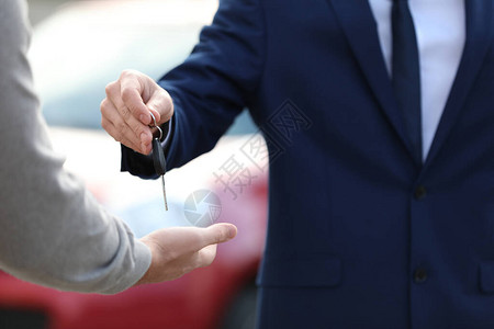 销售员在现代汽车经销商特闭店为客户提供钥图片