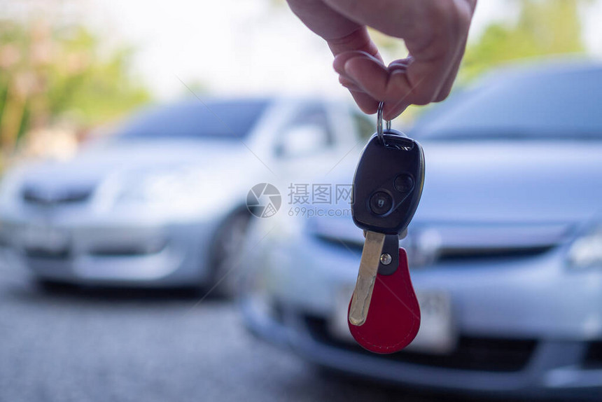 卖车和给新主人的钥匙的概念是图片