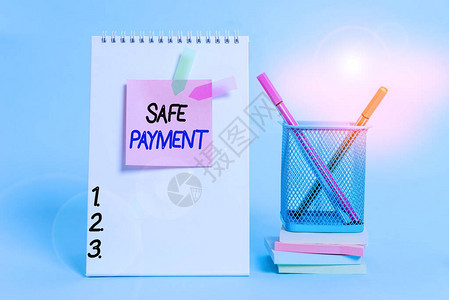 显示安全付款的文字标志展示输入信用卡号码的网页的商业照片是安全的图片