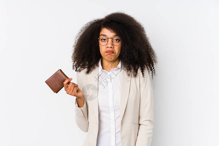 拿着信用卡的年轻黑人女商人被隔绝拿着信用卡的年轻黑人女商人耸肩图片