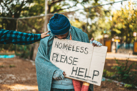 乞丐们站在街上写着无家可归的信图片