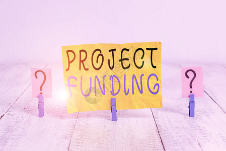 显示项目资金的书面说明承接项目或计划所需资金的商业概念木桌上放着图片