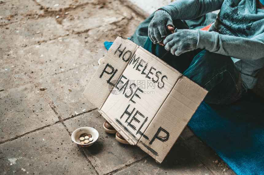 乞丐们坐在街边写着无家可归的讯息图片