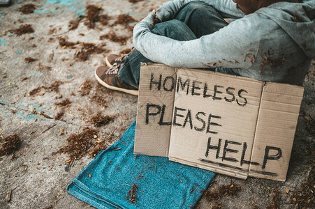 乞丐们坐在街上有无家可归的留图片