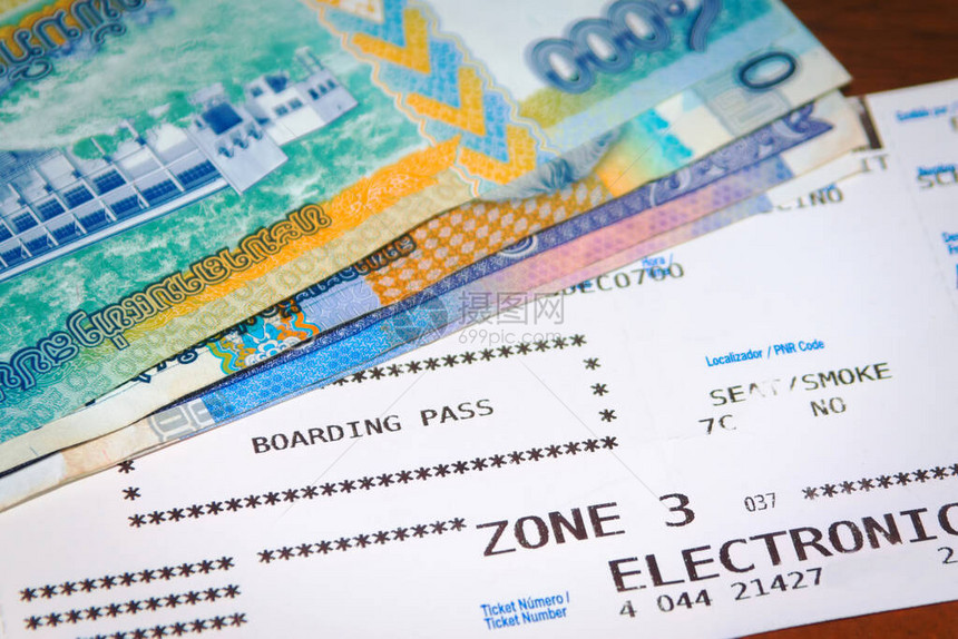 飞机登证和Asian货币旅游度假图片