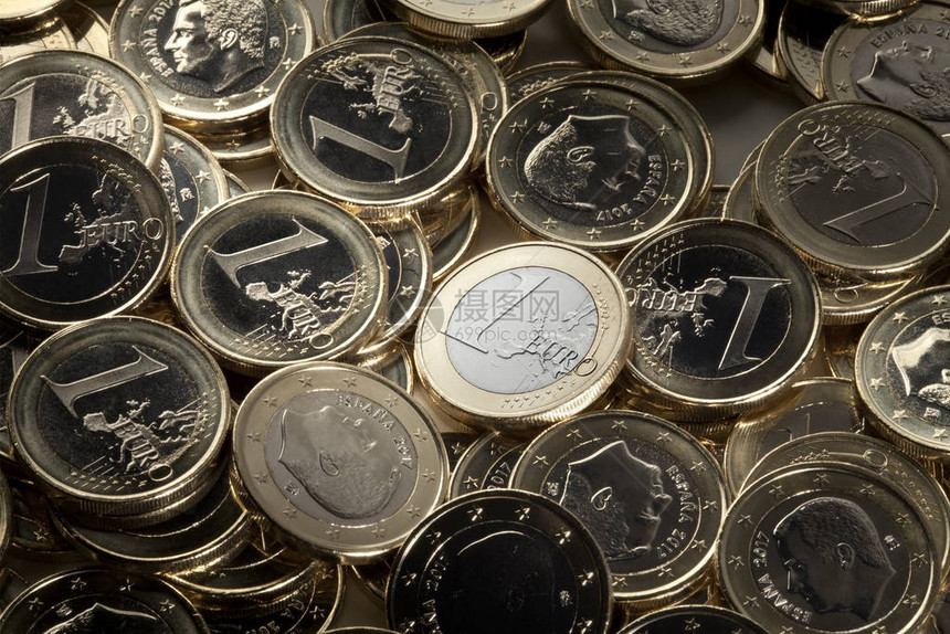 一枚欧元硬币从许多欧元件中图片