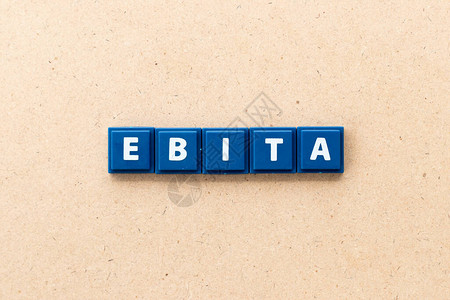 税前扣除EBITA在利息税收和摊还之前扣除收入木材背景的平面字母背景