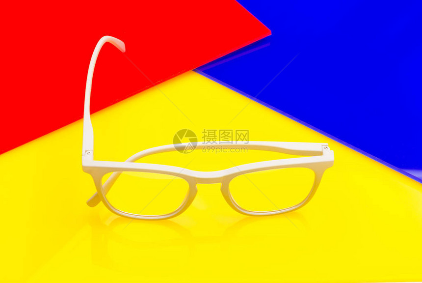 眼镜有矫正眼镜可以从远处或附近图片