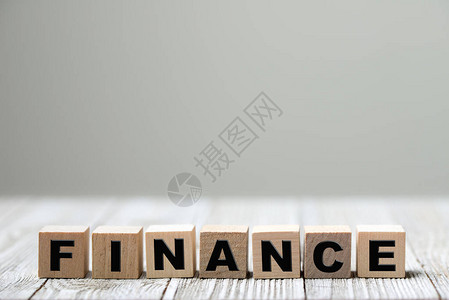 木制背景上方形木块上的财务字背景图片