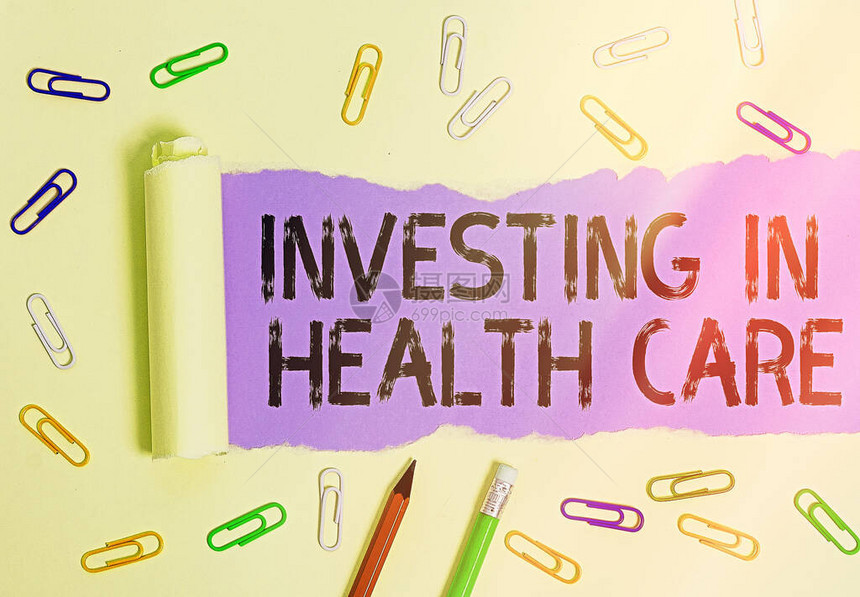 显示投资医疗保健的书面说明将钱用于维护或改善健康的商业理念在木制经典桌子上卷图片