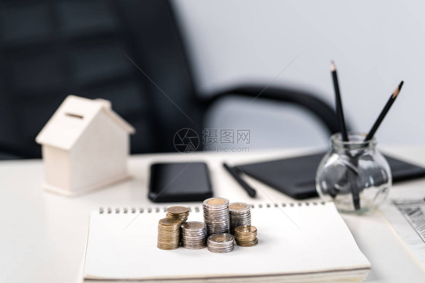 工作桌上堆积的银和金硬币用于商业增长图片