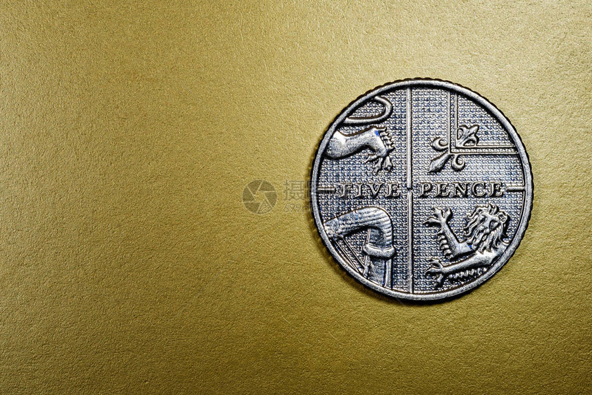 五便士英国货币硬在丰富的豪华金色背景上的宏观特写用于金融银行和经济设计和概念的Copysp图片
