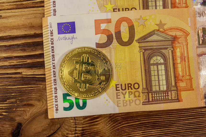 50欧元钞票和木背景金比特币图片