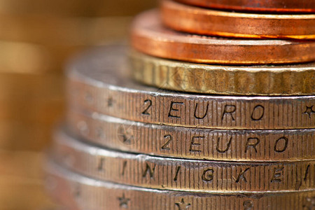 对一堆欧元硬币的近视2欧元刻在两图片