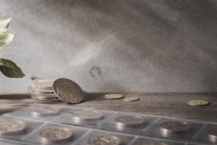 数字旧的收集硬币由木制桌上的银金和铜制成顶部视图图片