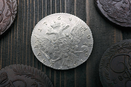 古老的收集硬币由银铜制成在旧木制桌图片