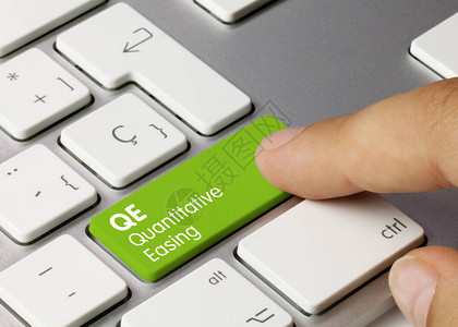QE定量Easing刻录于金属键盘的绿键图片