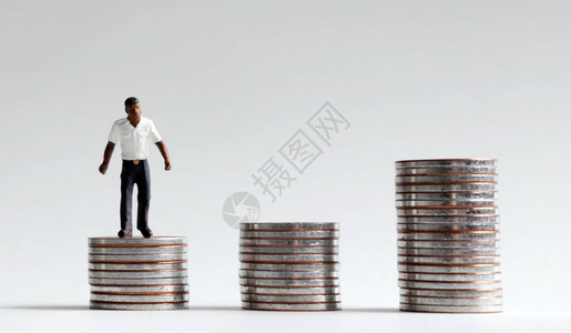 种族工资歧视的概念在一堆硬币上站高清图片