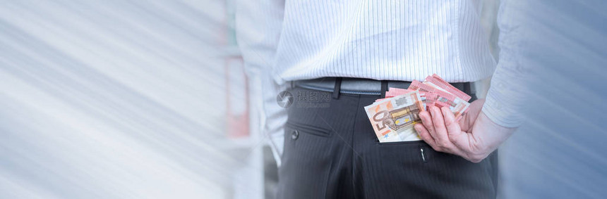 商人将欧元钞票从他的口袋中移图片