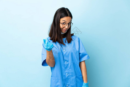 孤立的蓝背景女外科医生图片