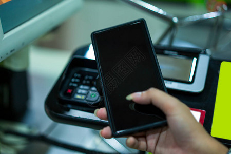 非接触式支付使用手机扫描付款的顾客妇女人在咖啡店用手机付款移动图片