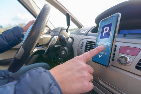 使用智能电话应用程序支付城市付费停车区停车图片