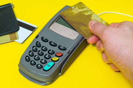 手持将银行卡应用到货币终端在黄色办图片