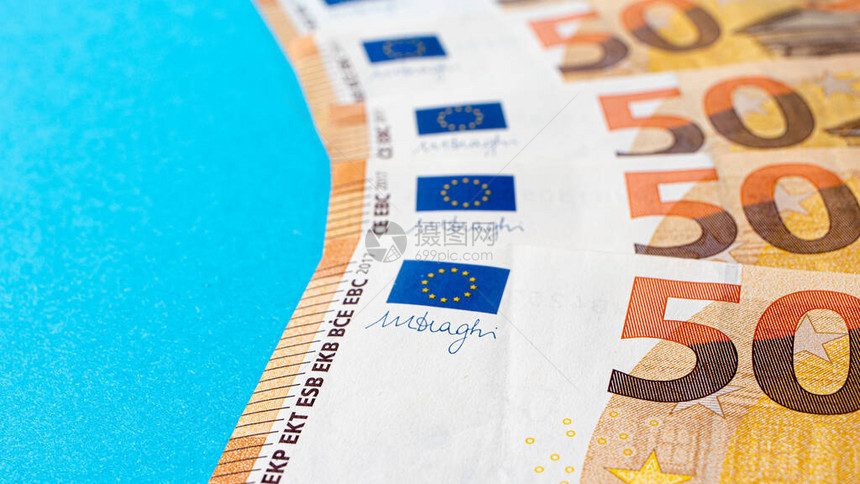 5050欧元钞票在蓝背景上的分块图片
