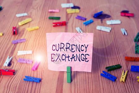 显示货币兑换的概念手写一种货币兑换另一种货币的概念意义汇率彩色皱纸木图片
