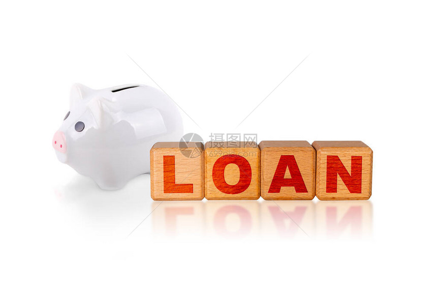 用字刻在木形字母方块上的贷款概念与小猪硬币银行隔绝图片