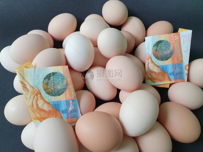 鸡蛋瑞士纸币和大量有机鸡蛋的消费和生产成本图片