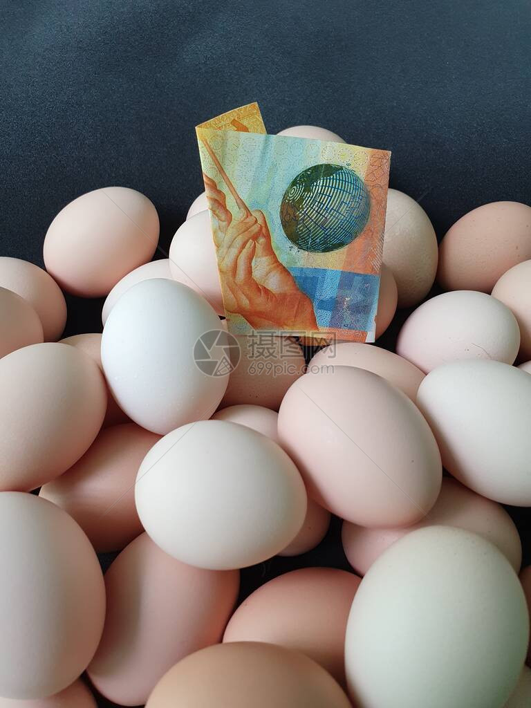 鸡蛋消费和生产成本价格10法郎的瑞士纸币和一大批有机鸡蛋图片