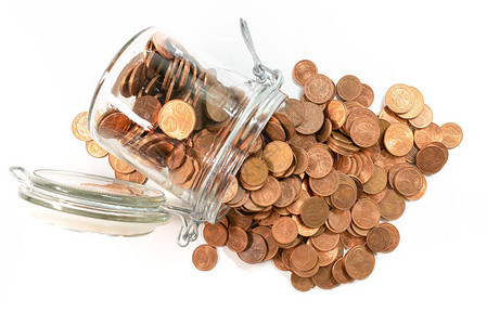 小零钱欧元硬币从白色背景的玻璃罐中倾泻而出图片