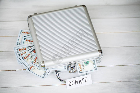 捐赠和慈善捐赠概念白色背景的捐赠盒图片