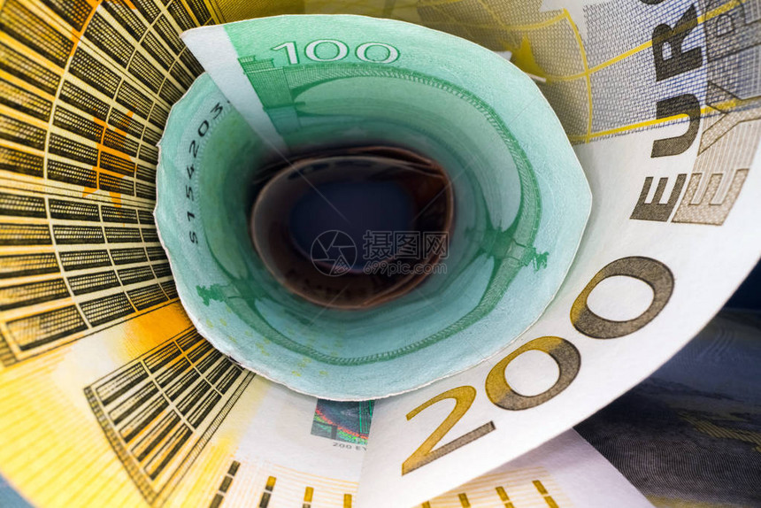 欧元回注的抽象视角在钢管中滚动储蓄和投资金SavingandInvestmental图片