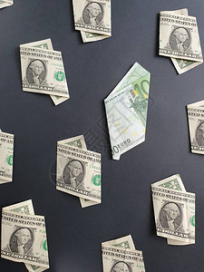 黑色背景中的美国一美元钞票和100图片