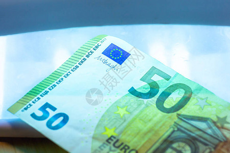 印有红外或紫外线光探测器的纸币欧元钞票证图片