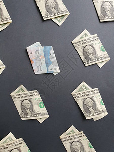 黑背景的美国一美元钞票和2000比索图片