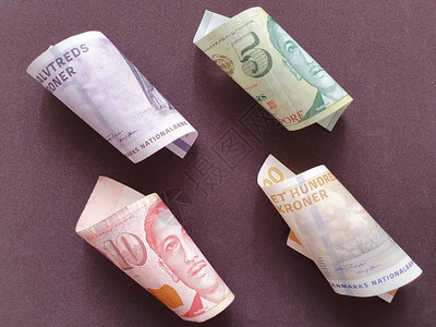 不同面额的新加坡纸币和丹麦纸币图片