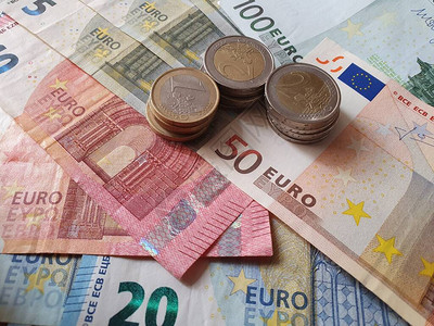 不同面额的欧洲货币从上面看背景图片