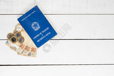 工作许可证硬币巴西货币白色背景文本空间松属背景左侧图片