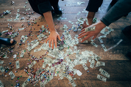 数对手从地板上捡到美元钞票图片