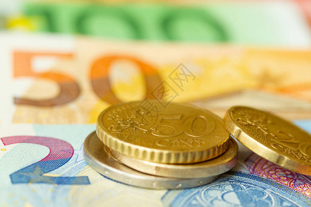 金钱欧元硬币和纸币背景图片