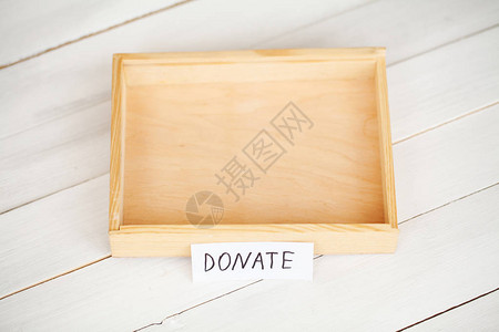 白色背景的捐赠盒图片