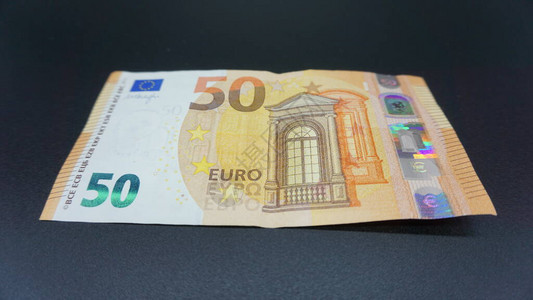 黑色背景上的五十欧元钞票图片